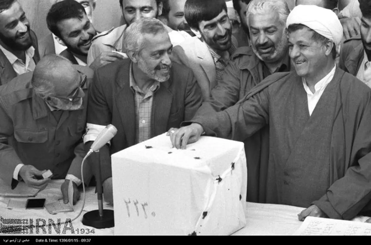 تصویری دیده نشده از آیت الله هاشمی پای صندوق رای