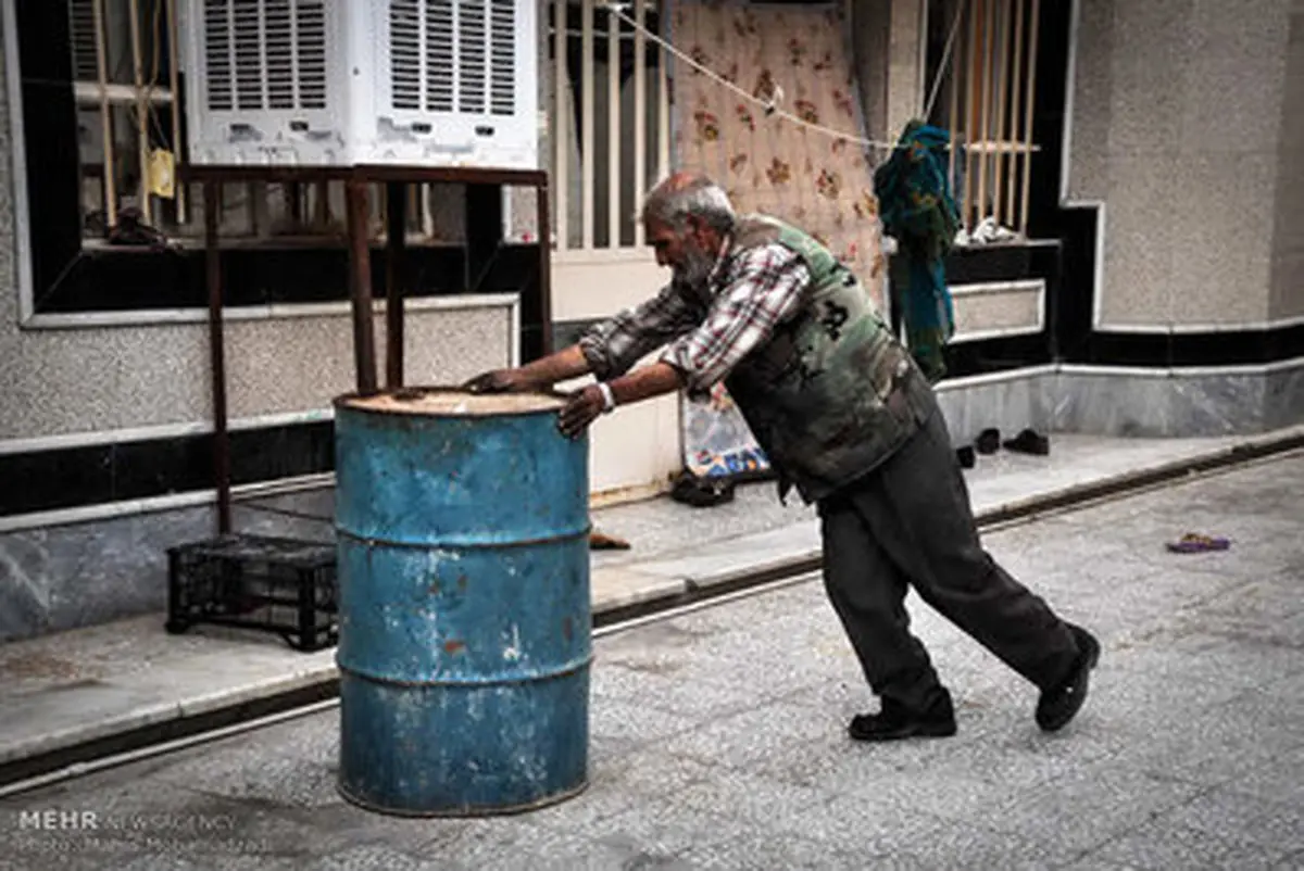 روایتی تصویری از مردمی متوقف شده در دهه 60/ اینجا هنوز نفت می فروشند