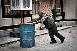 روایتی تصویری از مردمی متوقف شده در دهه 60/ اینجا هنوز نفت می فروشند