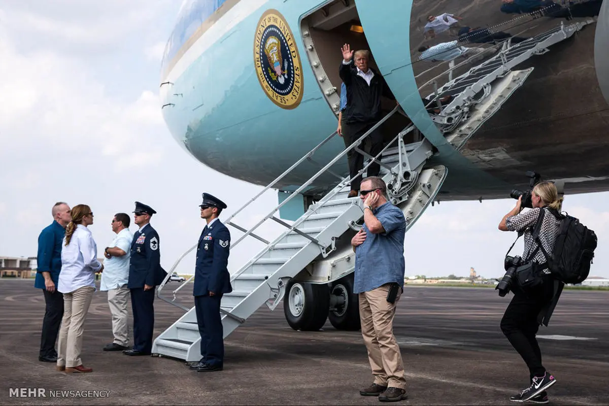 تصاویری از بازدید ترامپ از مناطق سیل زده‎