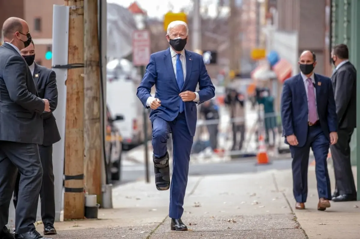 عکس جالب کفش مخصوص بایدن