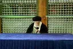 عكس: قرائت قرآن بر مزار آیت الله هاشمی رفسنجانی توسط مقام معظم رهبری