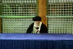عكس: قرائت قرآن بر مزار آیت الله هاشمی رفسنجانی توسط مقام معظم رهبری