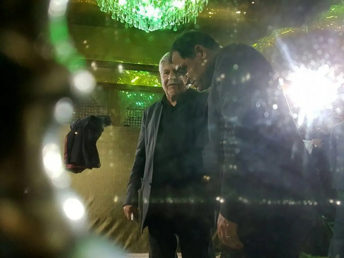 محمد هاشمی و وزیر بهداشت داخل ضریح امام/عکس