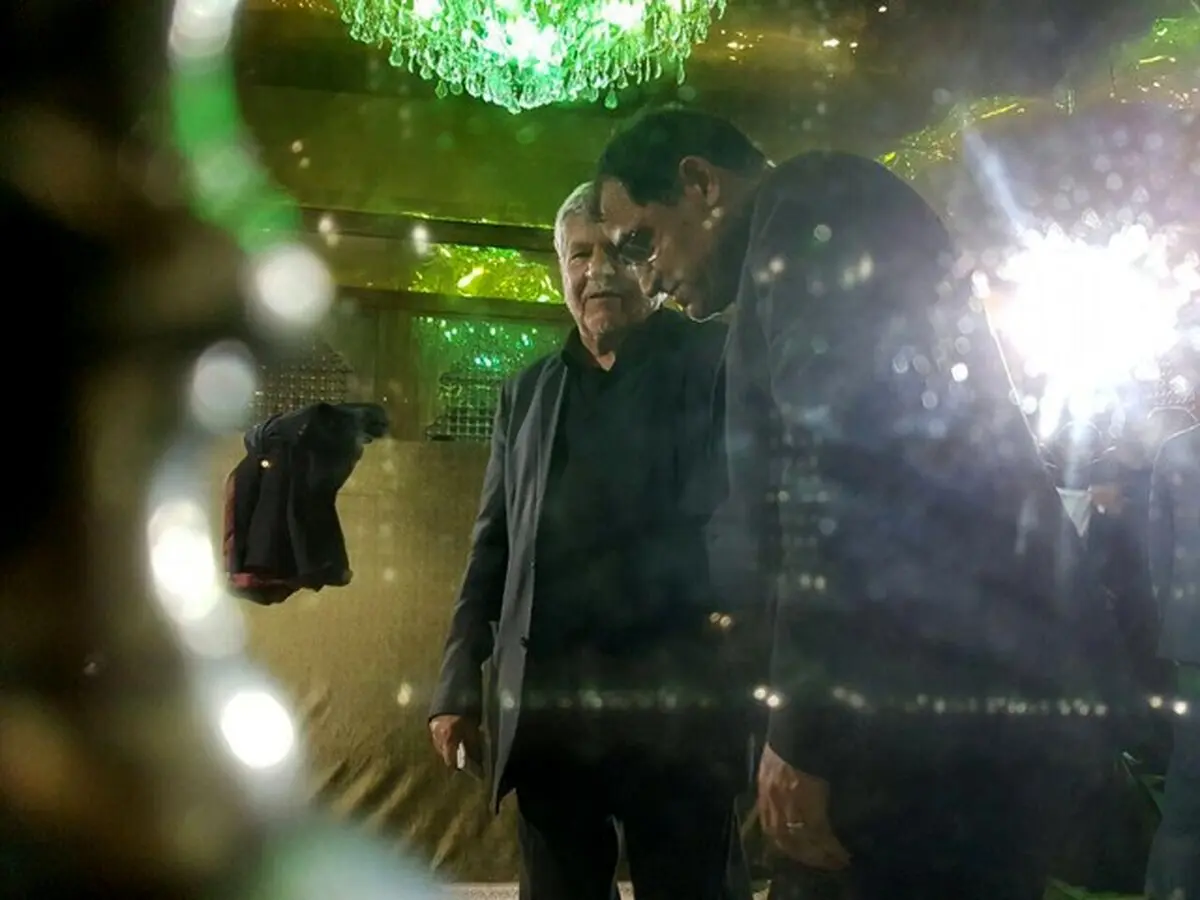 محمد هاشمی و وزیر بهداشت داخل ضریح امام/عکس