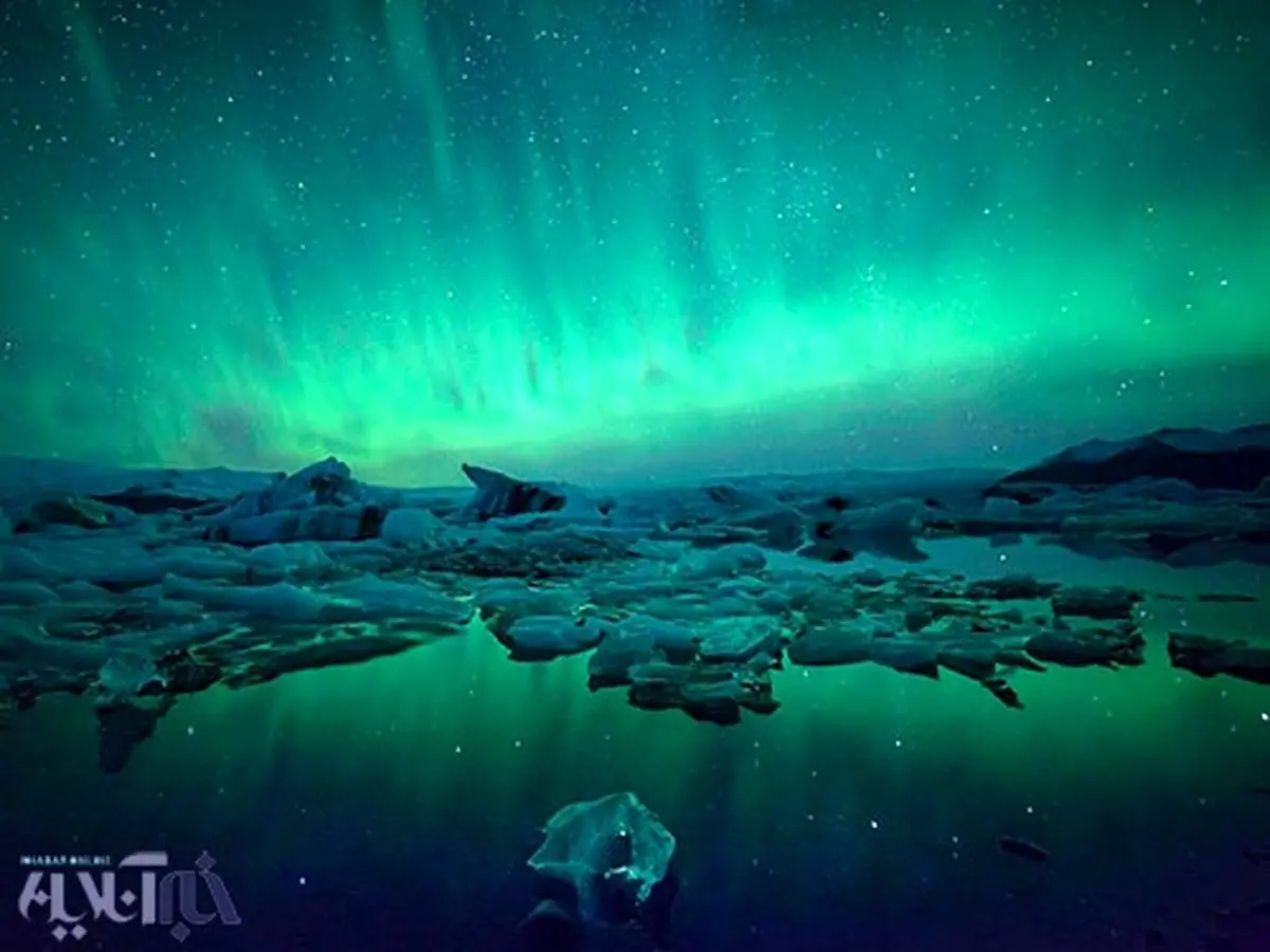 شفق قطبی بر فراز سرزمین یخی/عکس روز نشنال جئوگرافیک