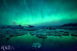 شفق قطبی بر فراز سرزمین یخی/عکس روز نشنال جئوگرافیک