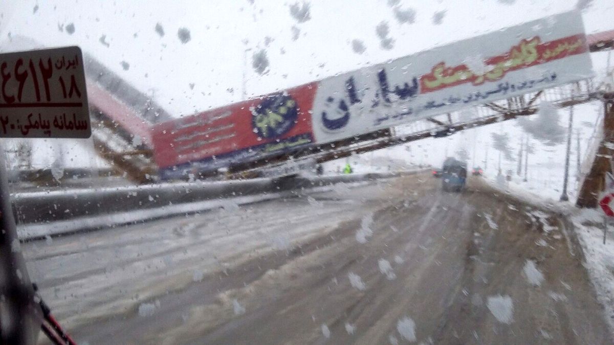 عکس/شکسته شدن پل عابر پیاده در جاده تهران- همدان