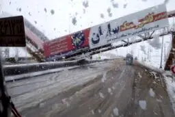 عکس/شکسته شدن پل عابر پیاده در جاده تهران- همدان