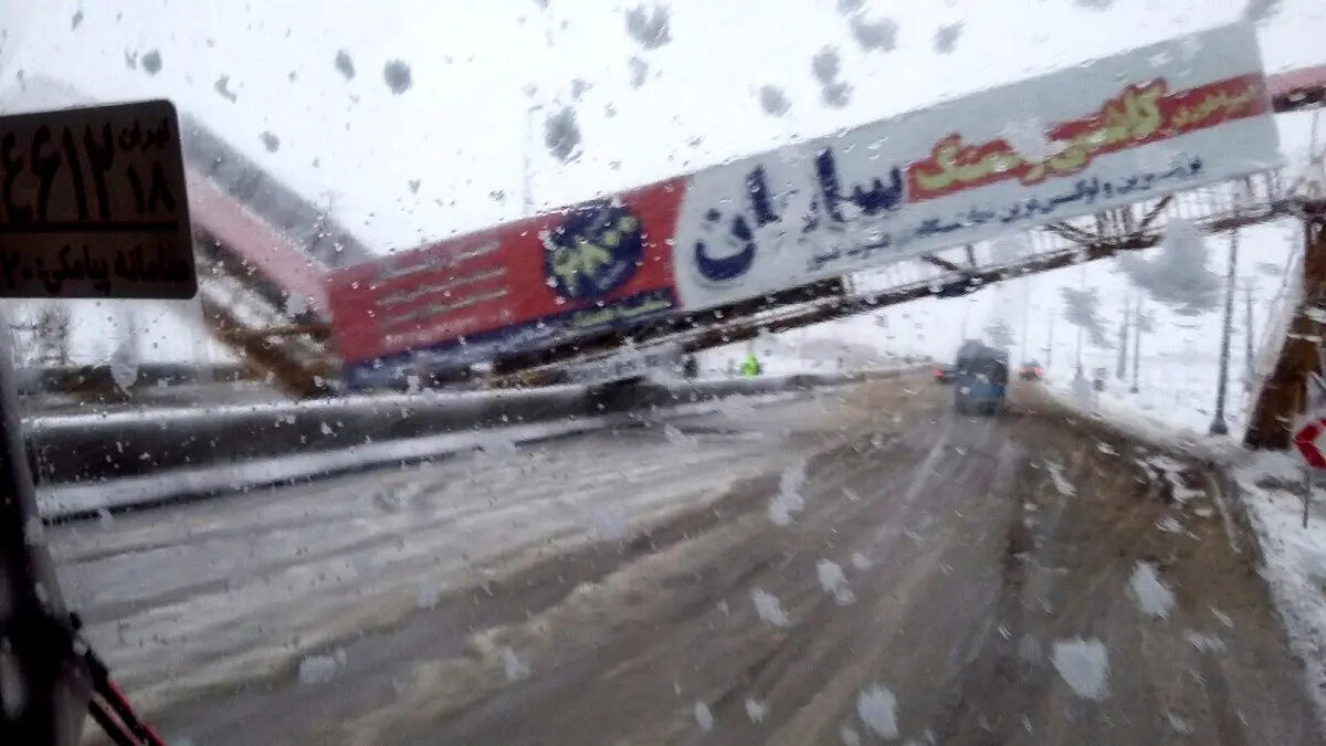 عکس/شکسته شدن پل عابر پیاده در جاده تهران- همدان
