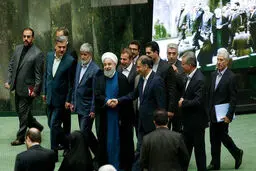 نماینده عضو جبهه پایداری: مجلس نمی‌تواند رئیس جمهور را مجبور به تغییر کابینه کند/ سونامی استیضاح نخواهیم داشت/ شنیدیم روحانی با برخی وزرا مثل آقای ربیعی رودربایسی دارد/ سئوال از رئیس‌جمهور یک قدم به جلو است