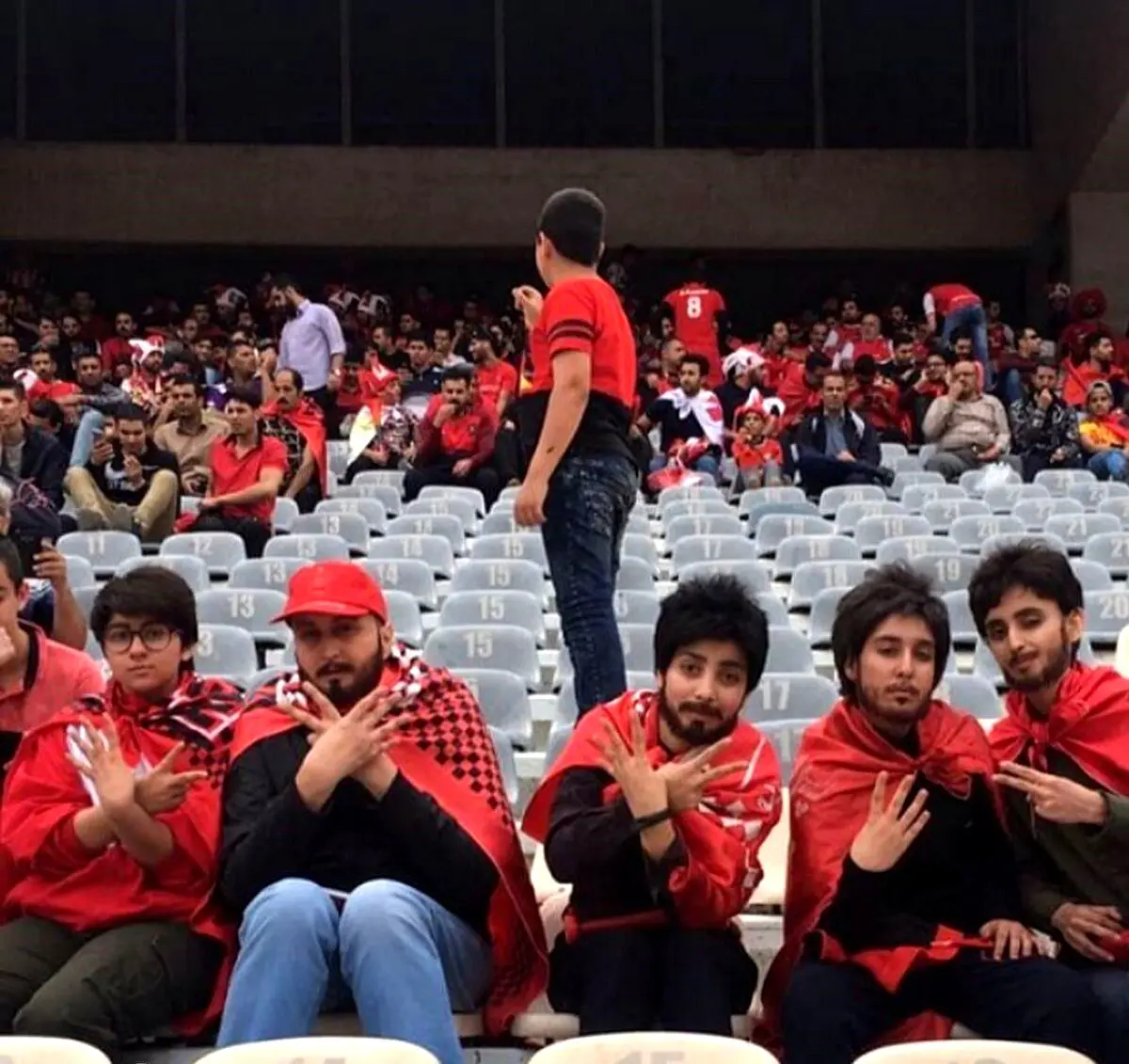 تصویری از حضور دختران پرسپولیسی در استادیوم آزادی و جشن قهرمانی