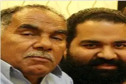 رضا صادفی در کنار پدرش/ عکس