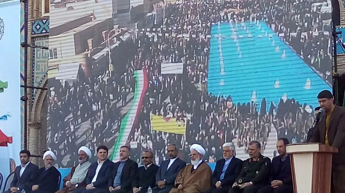 همراه شدن عارف و نهاوندیان با راهپیمایان یزدی /عکس