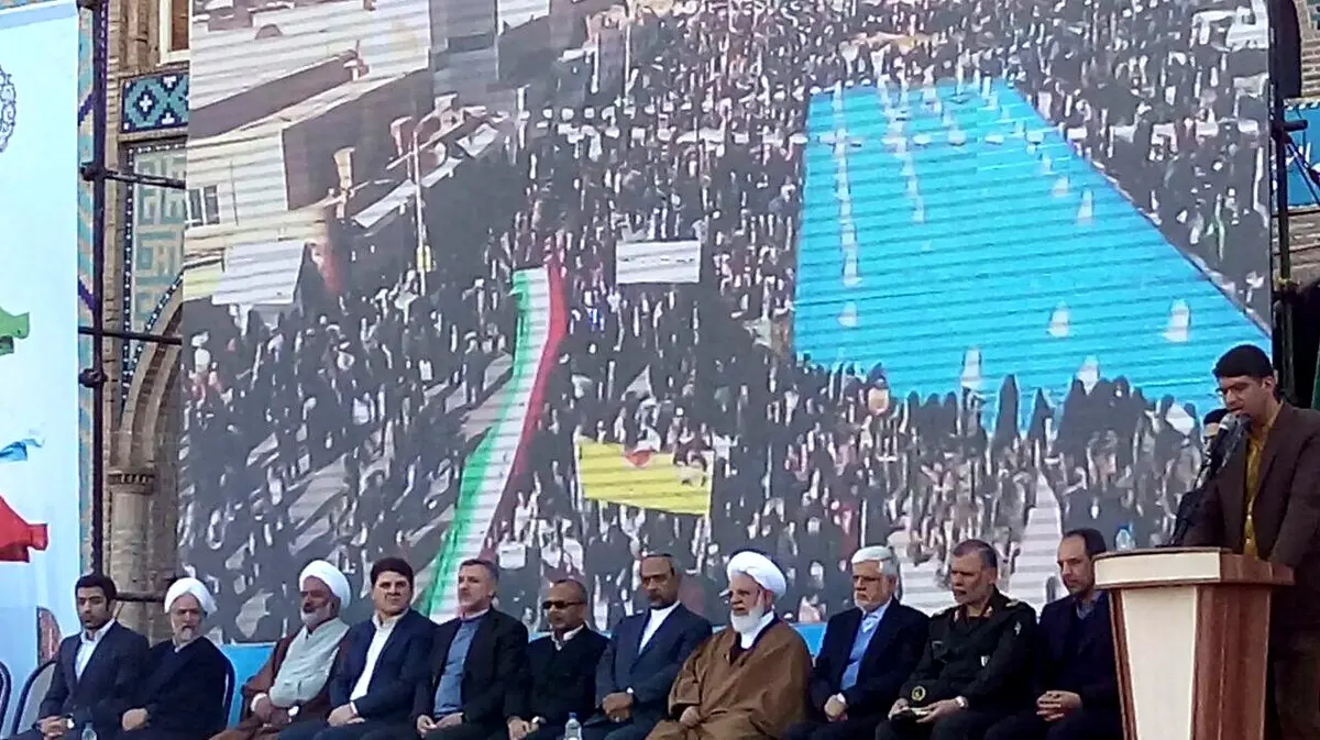 همراه شدن عارف و نهاوندیان با راهپیمایان یزدی /عکس
