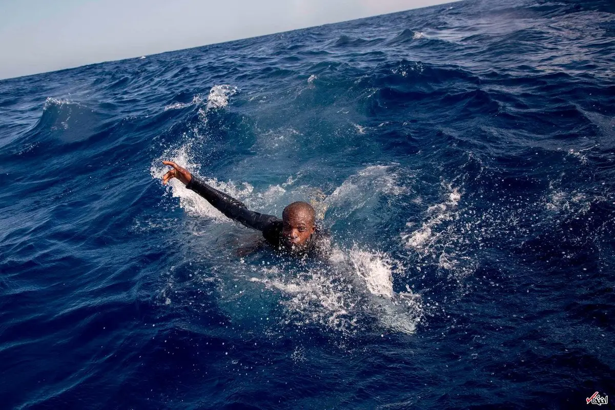 تصویری از شنای یک مهاجر غیرقانونی برای رسیدن به کشتی نجات در دریای مدیترانه