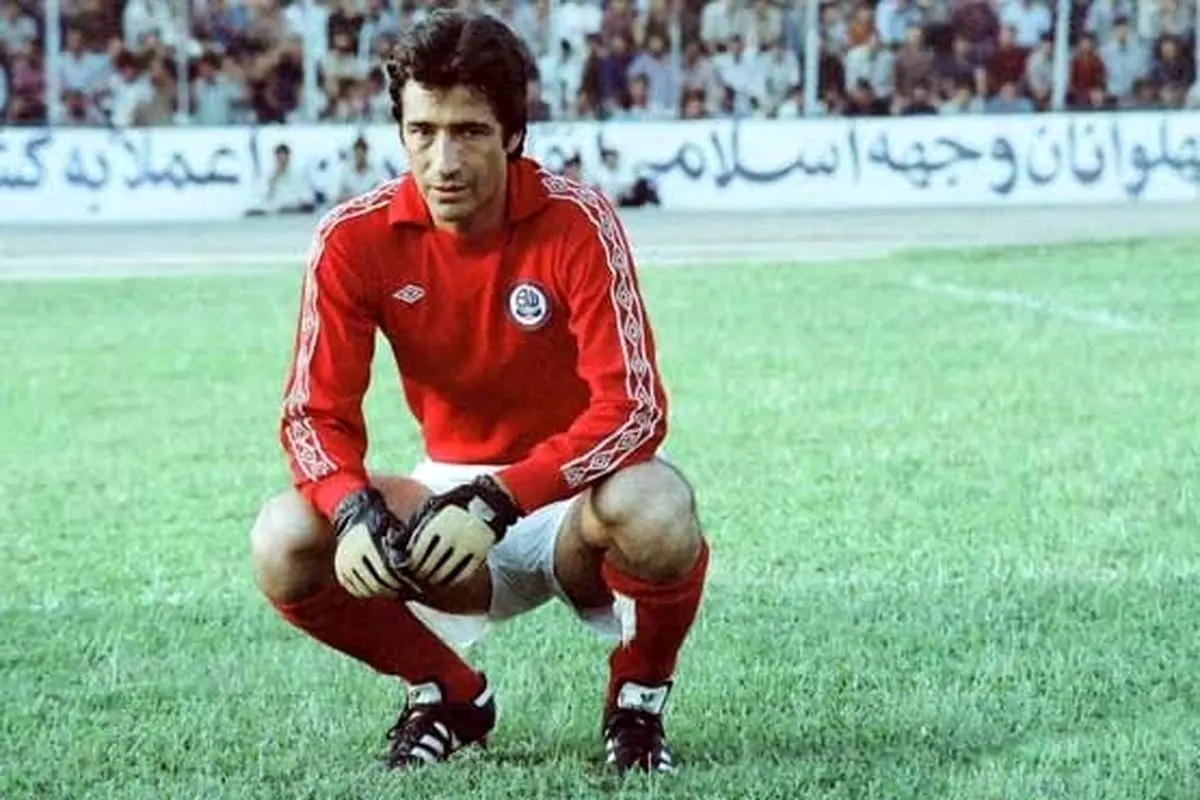 تصویری از ناصر حجازی با لباس قرمز