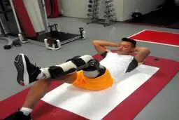 اوزيل و تمرين روي تشک ويژه (عکس)