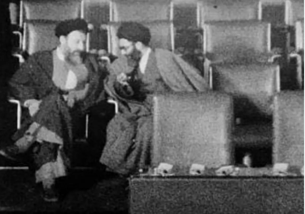 تصویری کمتر دیده شده از رهبر انقلاب در کنار شهید آیت الله بهشتی