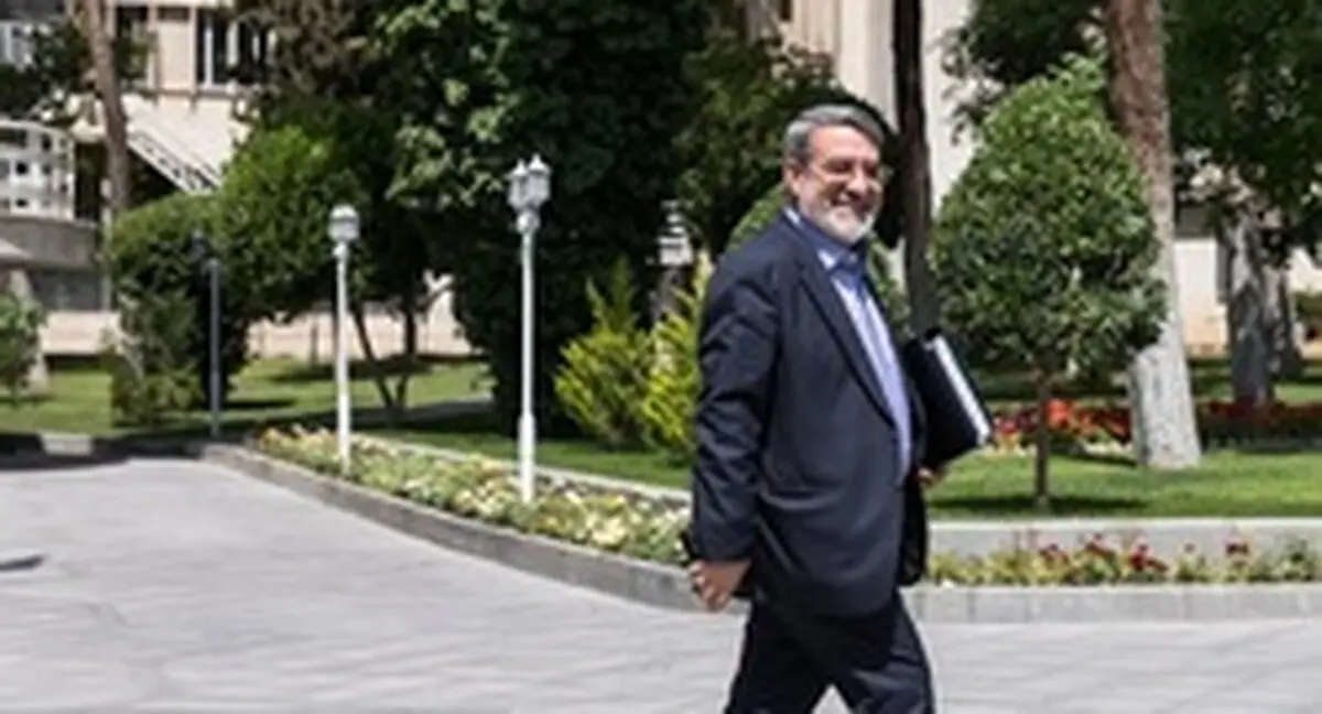 وزیر کشور تکذیب کرد: منشی زن برای مدیران دولتی ممنوع نیست
