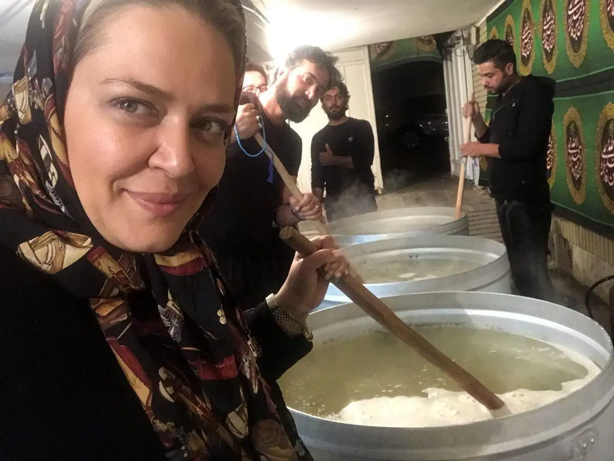 تصویری از بهاره رهنما و همسرش، پای دیگ نذری