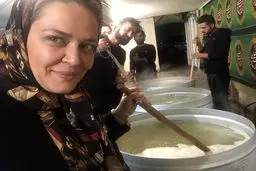 تصویری از بهاره رهنما و همسرش، پای دیگ نذری