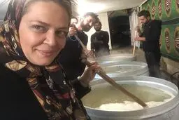 تصویری از بهاره رهنما و همسرش، پای دیگ نذری