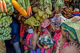 عکس دیده نشده از جشنواره آیینی هندو‌ها و هدایای آن‌ها به معبد