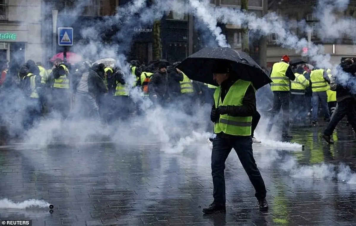باران اشک‌آور در خیابان شانزه‌لیزه / عکس