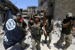 جشن و پایکوبی نیروهای عراقی با پرچم وارونه داعش/تصاویر