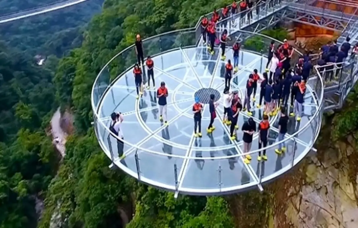 ترسناکترین بالکن شیشه ای معلق جهان/تصاویر