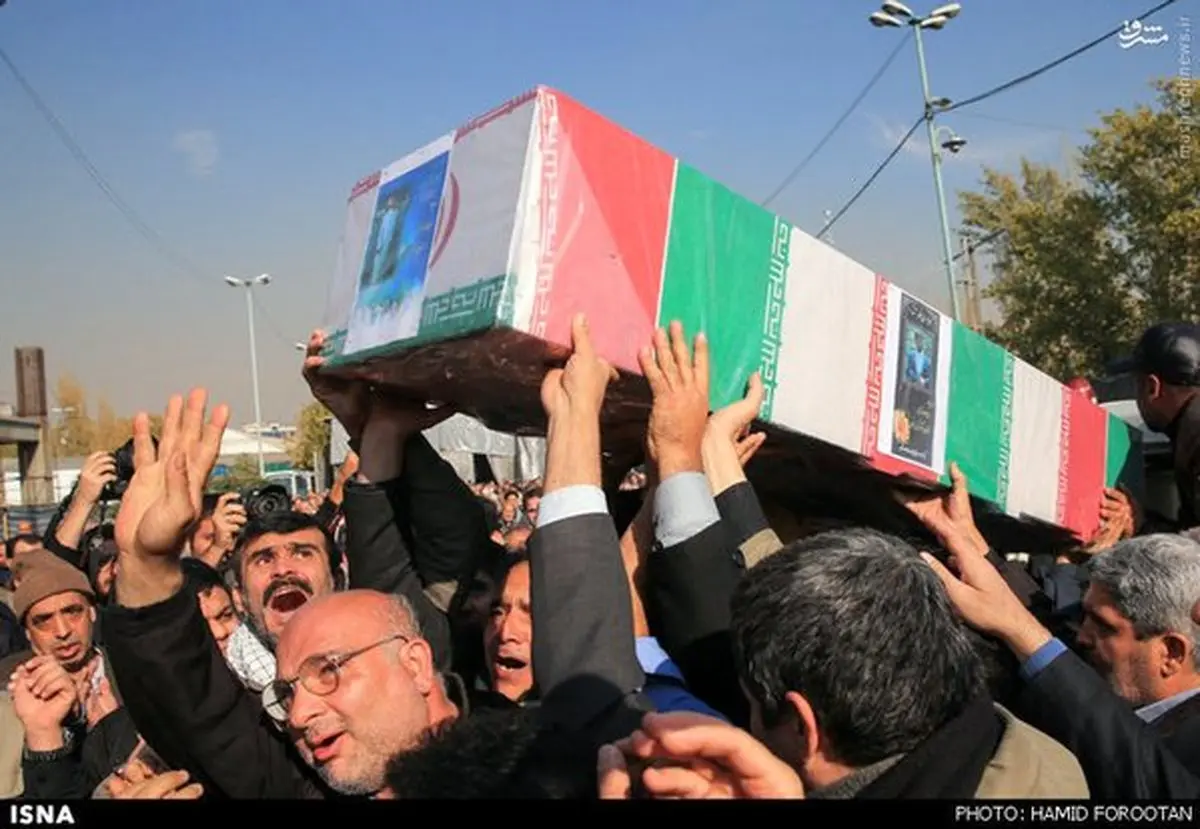 آقای دوربینی در مراسم تشییع پیکر رکن‌آبادی/ عکس