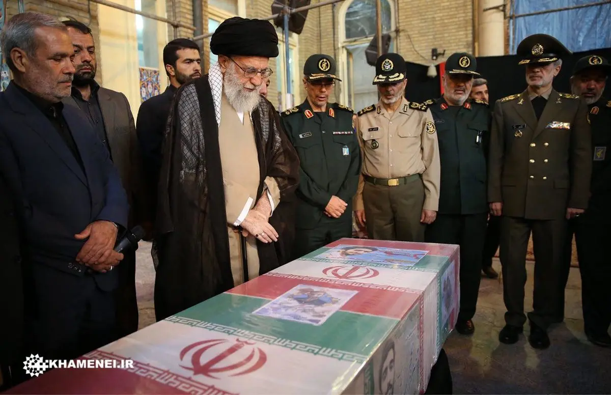 تصویری از رهبر انقلاب در کنار تابوت شهید حججی