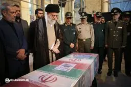 تصویری از رهبر انقلاب در کنار تابوت شهید حججی