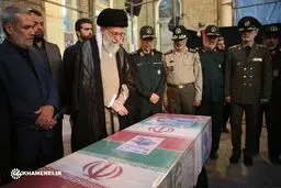 تصویری از رهبر انقلاب در کنار تابوت شهید حججی