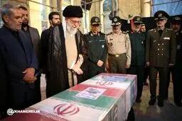 تصویری از رهبر انقلاب در کنار تابوت شهید حججی
