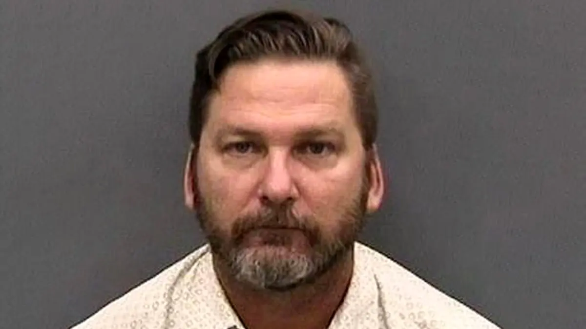 جاساز موبایل برای فیلمبرداری از دختران در اتاق پرو + عکس