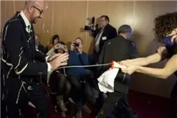 حمله به نخست‌وزیر بلژیک با سس مایونز + عکس