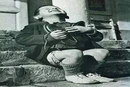 کودک اتریشی که از هدیه گرفتن کفش هایش در طول جنگ جهانی اول ذوق کرده