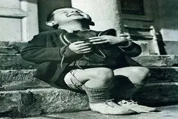 کودک اتریشی که از هدیه گرفتن کفش هایش در طول جنگ جهانی اول ذوق کرده