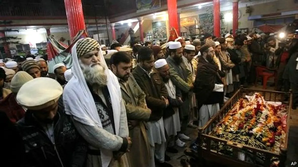 پاکستان در عزای دانش‌آموز قربانی طالبان/ بازماندگان حادثه از لحظه حمله می‌گویند