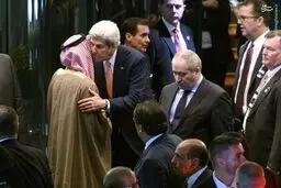 خوش‌و‌بش وزیر خارجه عربستان و جان کری در لوزان/عکس