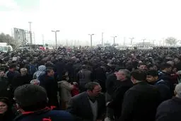 جمعیت حاضر در حرم امام خمینی در روز خاکسپاری آیت الله/عکس