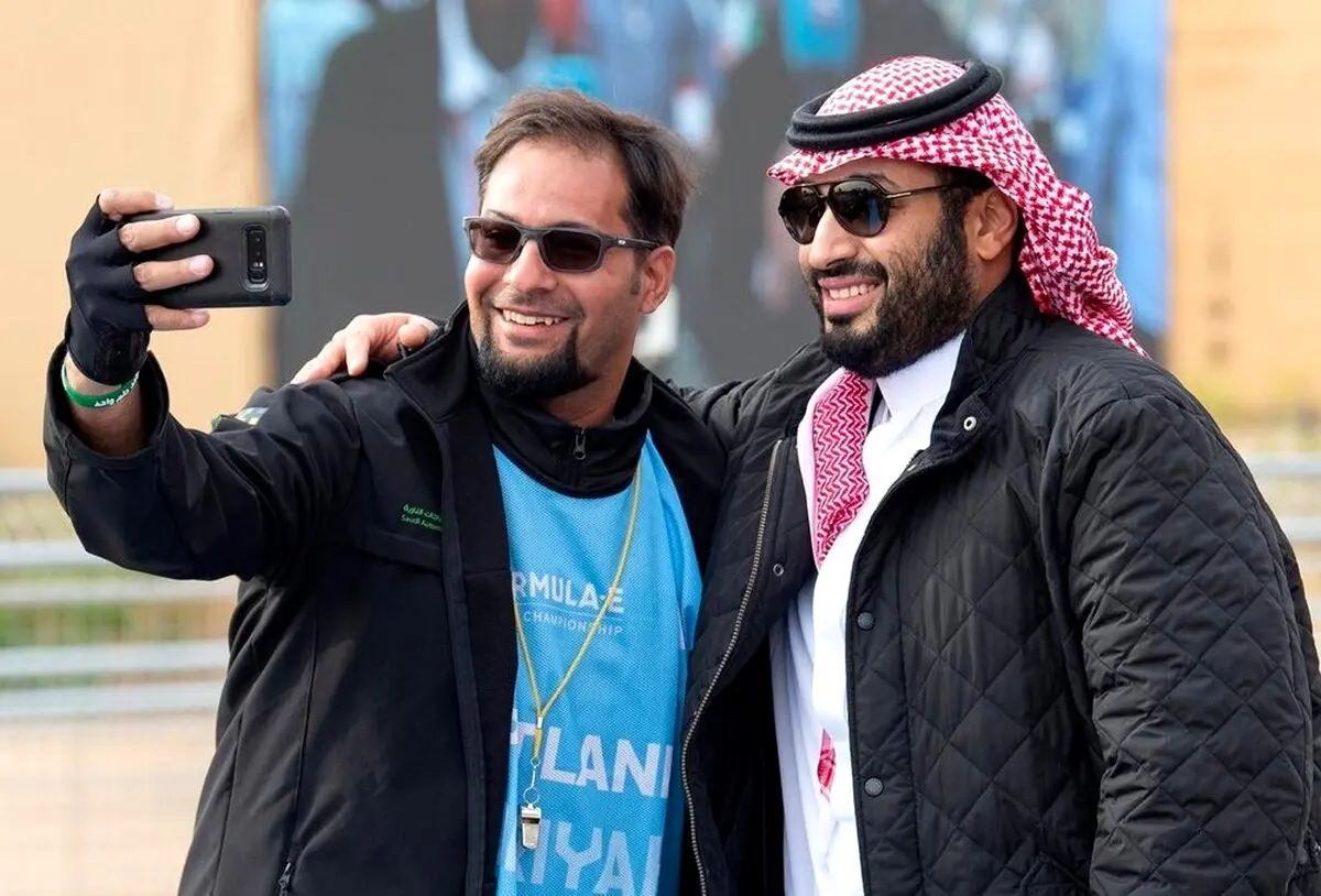 تصاویر / محمد بن سلمان به تماشای مسابقات فرمول E نشست