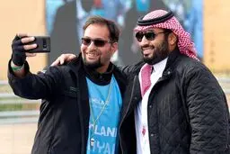 تصاویر / محمد بن سلمان به تماشای مسابقات فرمول E نشست