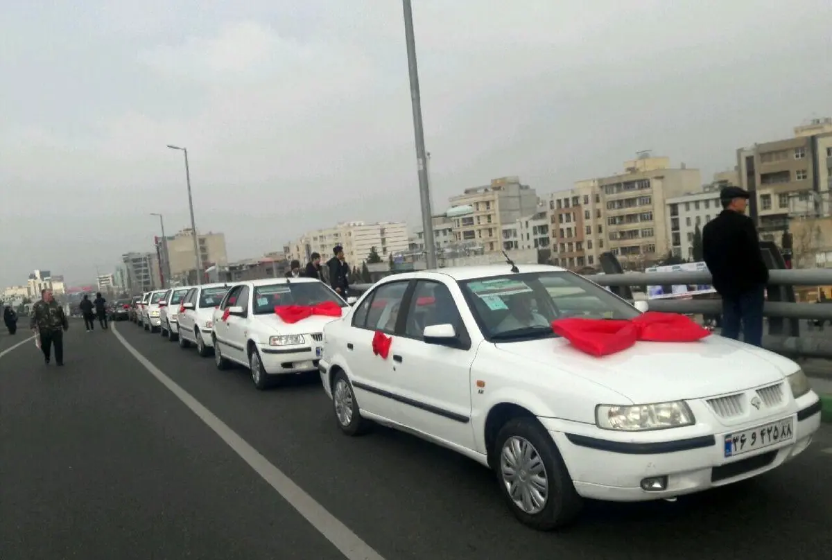 کاروان چهل عروس و داماد در چهلمین سالگرد پیروزی انقلاب اسلامی در مسیر راهپیمایی کرج/ عکس