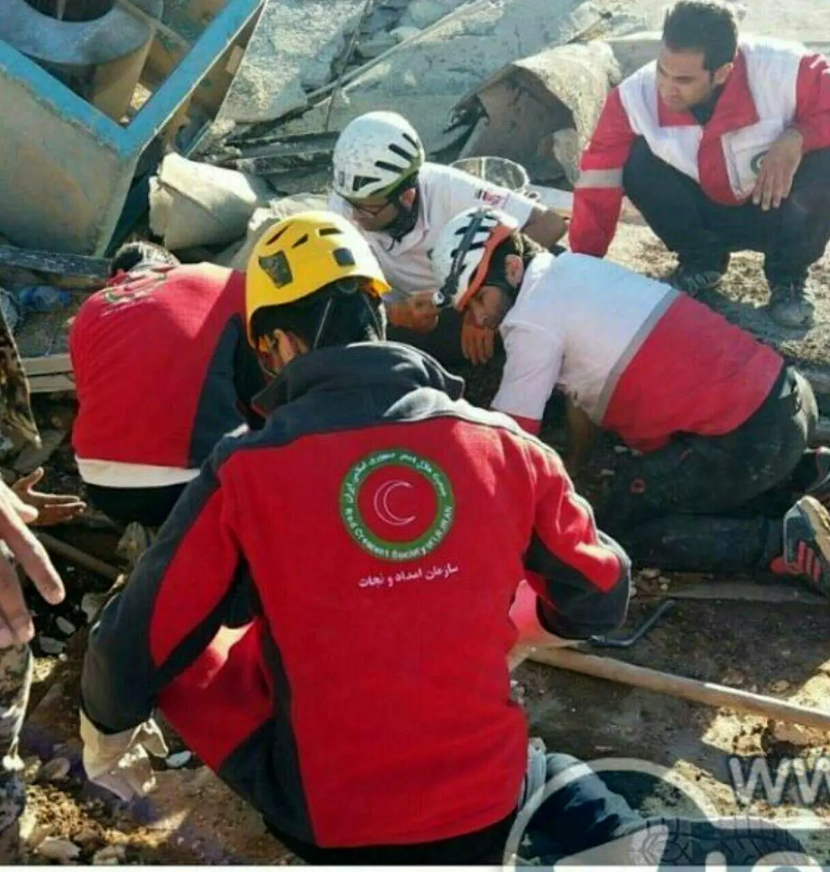 پیدا شدن نوزاد زنده از زیر آوار زلزله دیشب در سرپل ذهاب/عکس