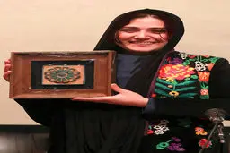 تصویر جدید خانم بازیگر درحال دریافت جایزه!