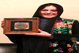 تصویر جدید خانم بازیگر درحال دریافت جایزه!