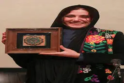 تصویر جدید خانم بازیگر درحال دریافت جایزه!